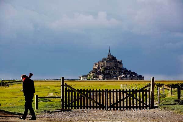 Mont St. Michel/France : Europe.....from the book "Europæerne....reportage fra en rejse i Europas erindring" : Carsten Ingemann - Denmark - photographer-visual artist